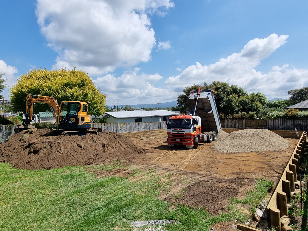 130m of structural retaining and house pad construction in Omokoroa.