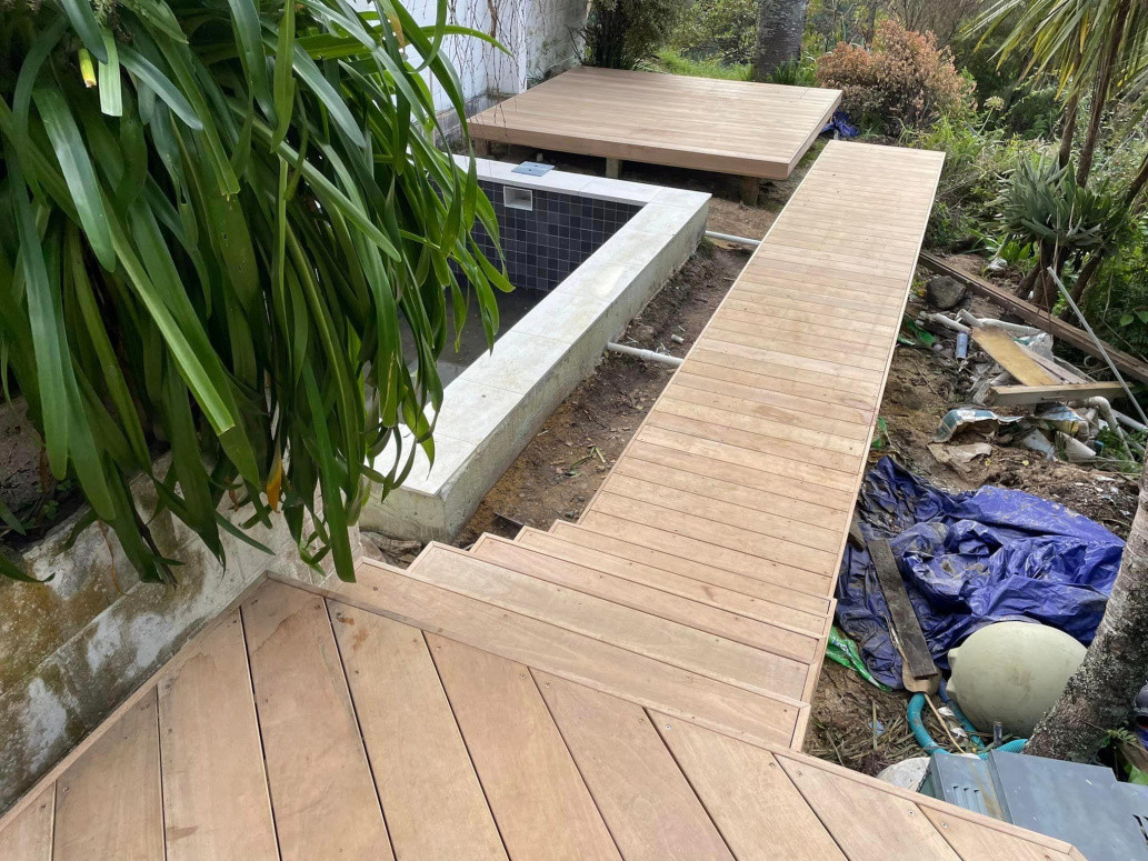 Vitex broad walk and 2 decks completed in Titirangi. Ready for landscaper.