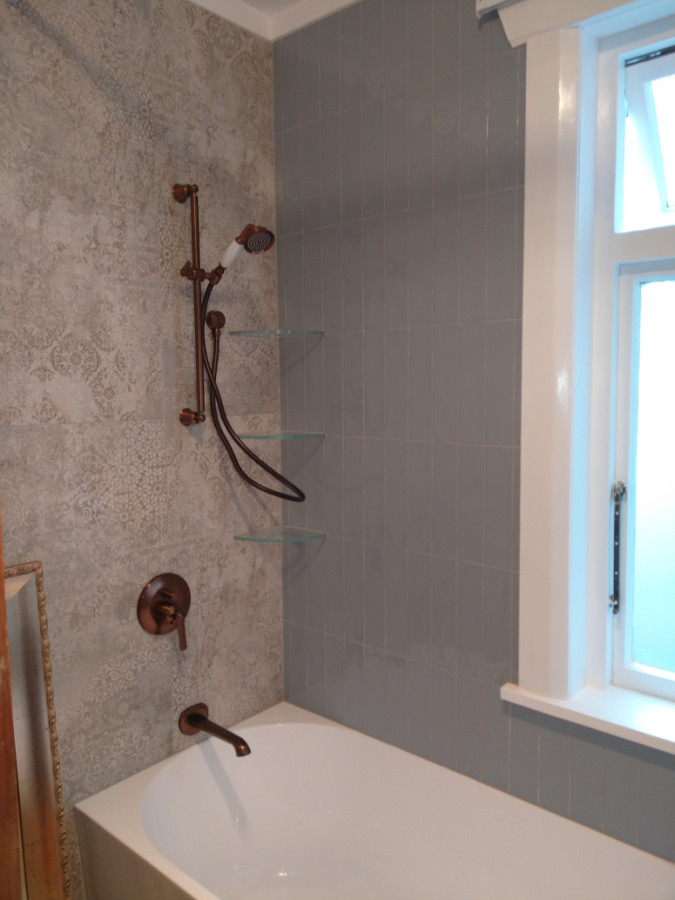 Classic style bath/shower combo