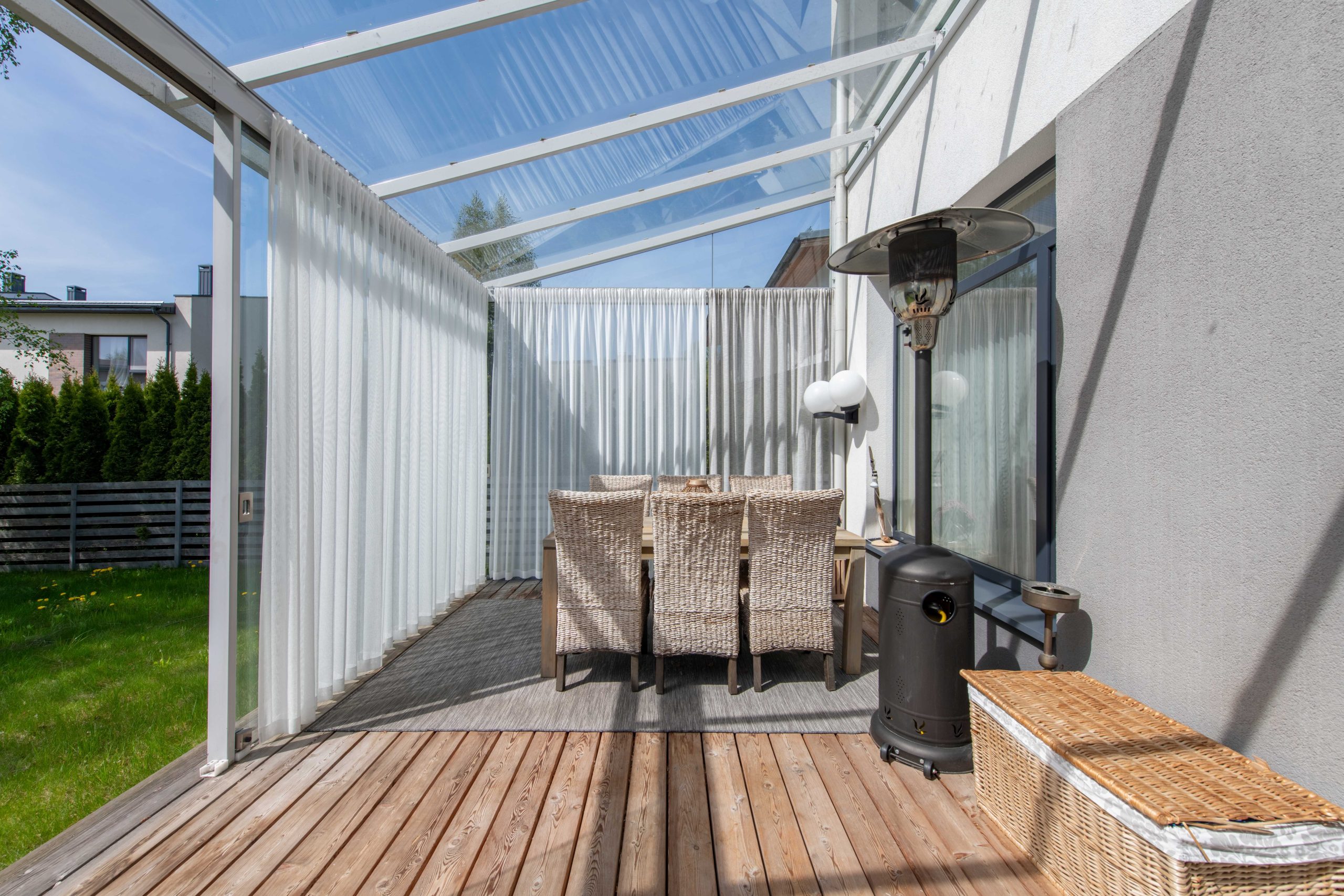 shutterstock_2527521503 Kiwi home with seamless indoor-outdoor flow onto a timber deck.