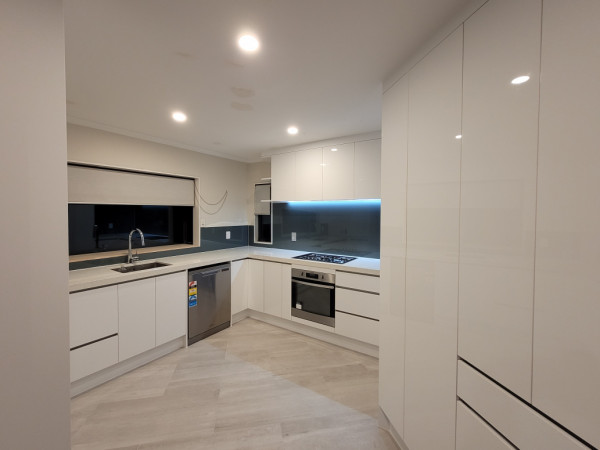 Acrylic fronts, 50mm Quartz benchtop, Smeg Cooktop , no handle profile & with modern touch