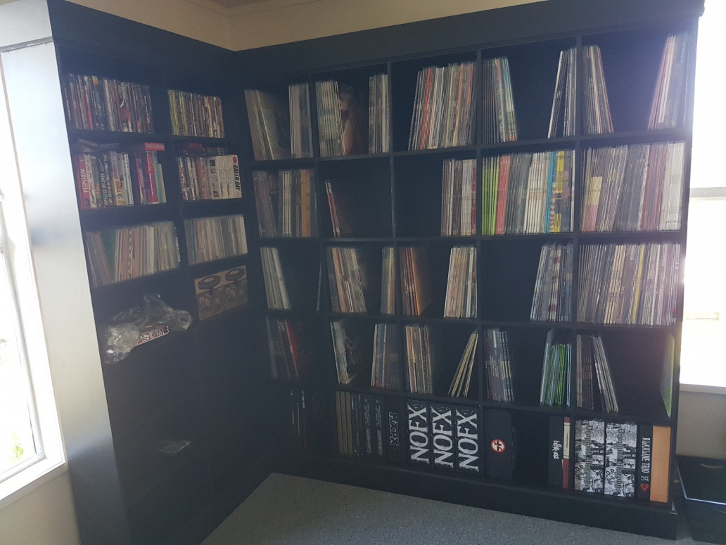Record cabinet