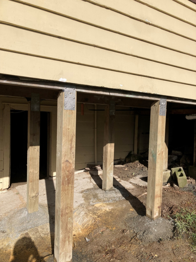 House re-level and addition of new timber piles