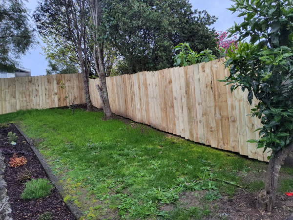 1.8m tall fence gradually reduced to a 1.5m tall fence