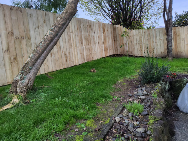 1.8m tall fence gradually reduced to a 1.5m tall fence