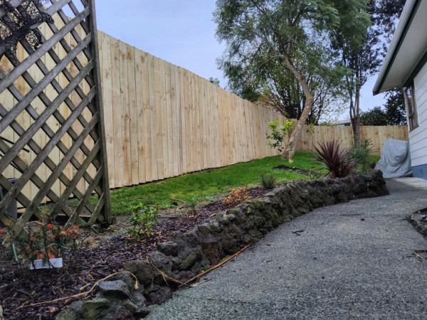 1.8m tall fence gradually reduced to a 1.5m tall fence