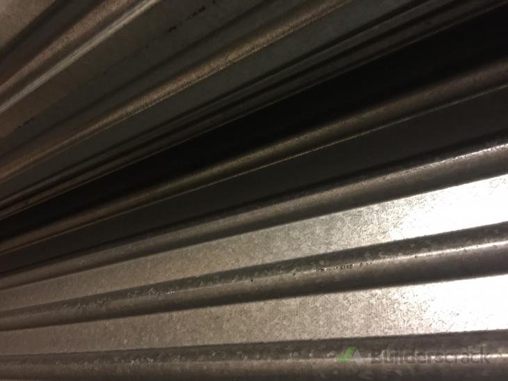 Cracked metal garage door in Lower Hutt ( 136289) Builderscrack