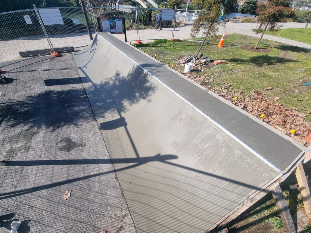 Quarter skate ramp