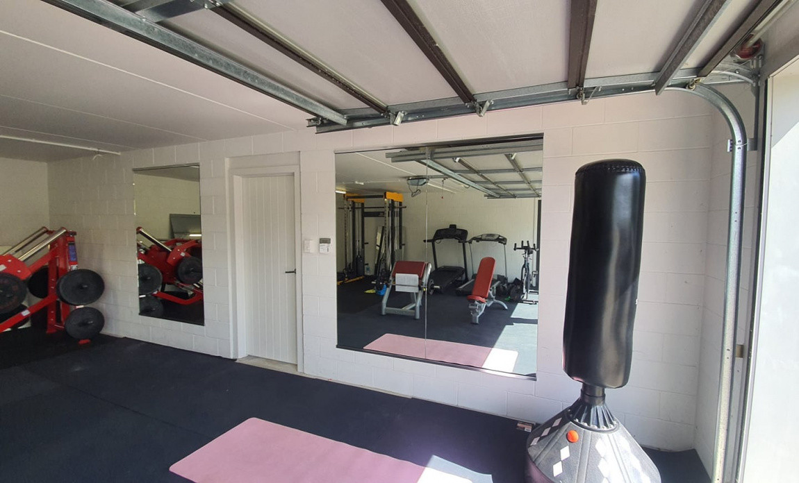 Gym Mirror installation Builderscrack