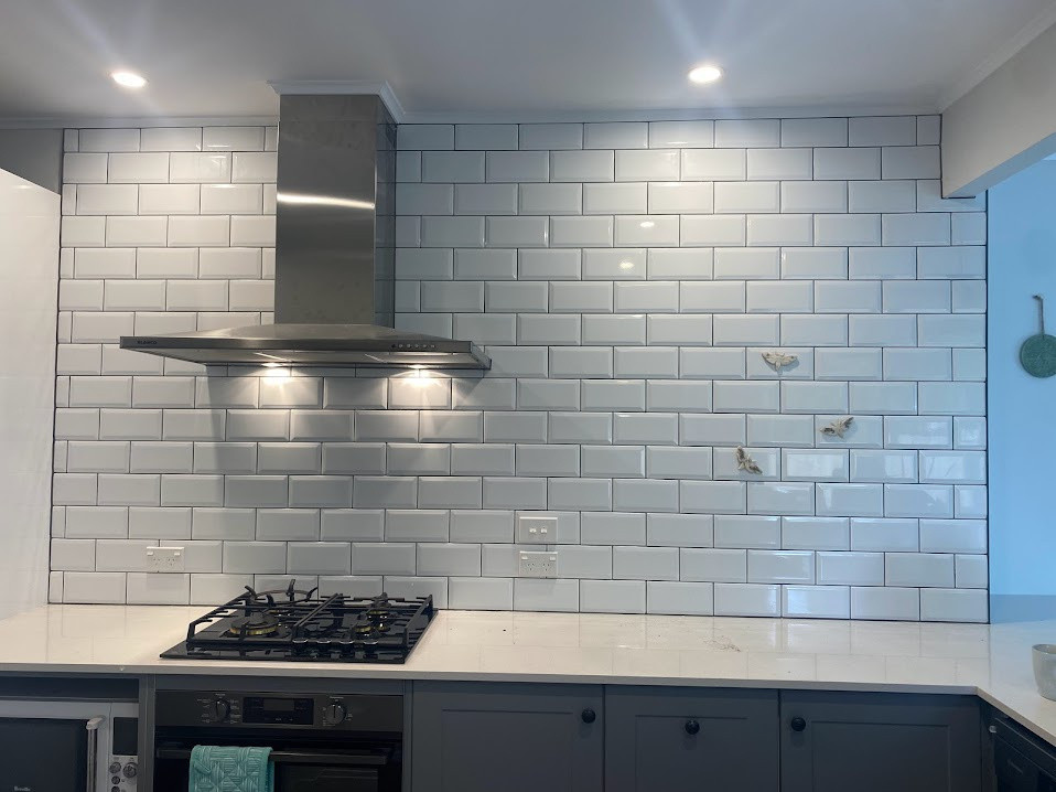 200*100 White Gloss Beveled Brick Pattern
