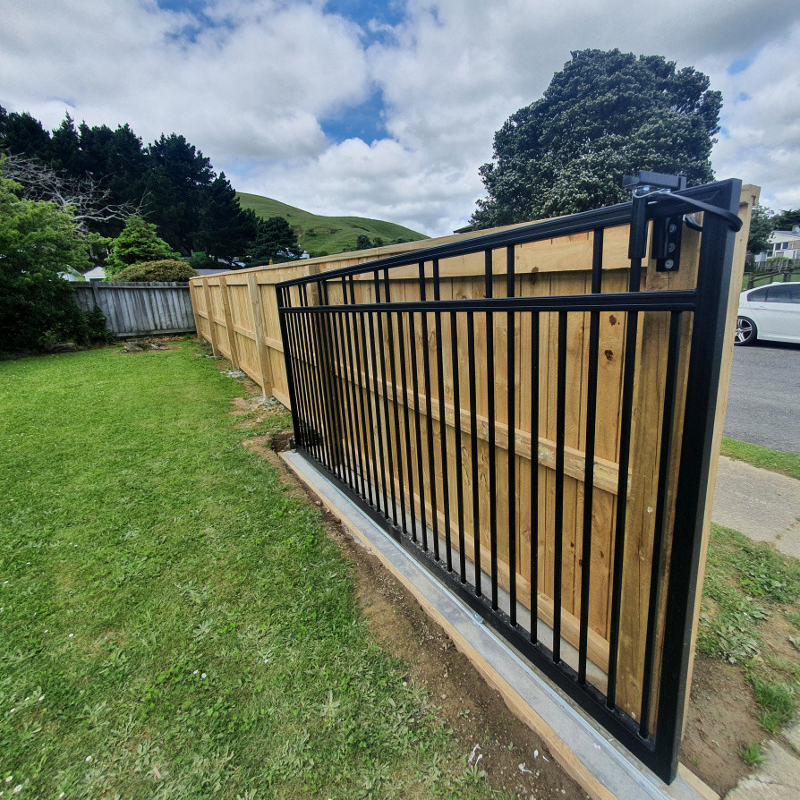 Aluminium sliding gate