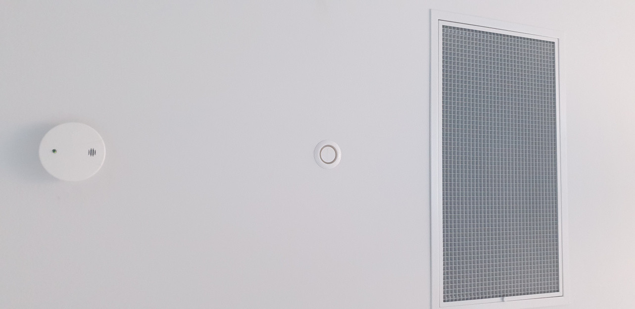internal siren and smoke sensor