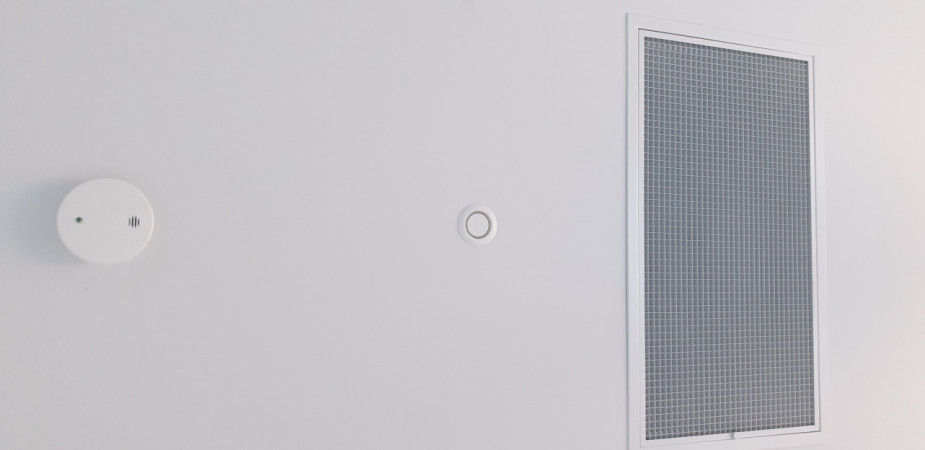 internal siren and smoke sensor