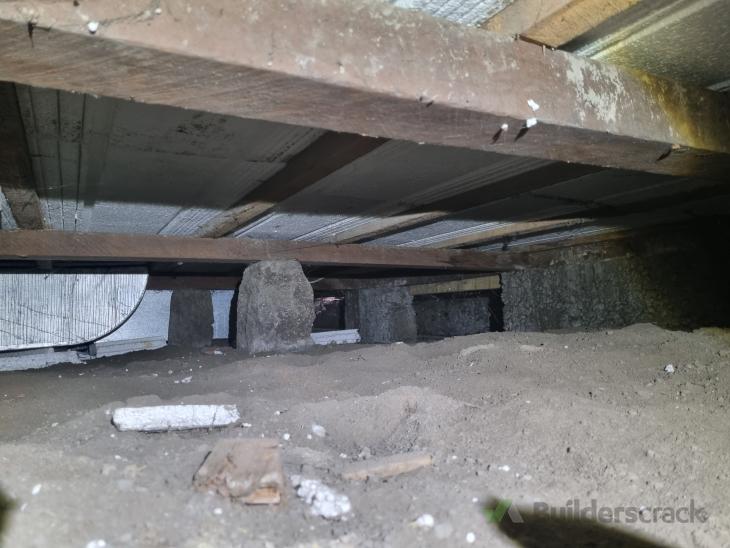 Underfloor insulation and vapor barrier ( 803953) Builderscrack