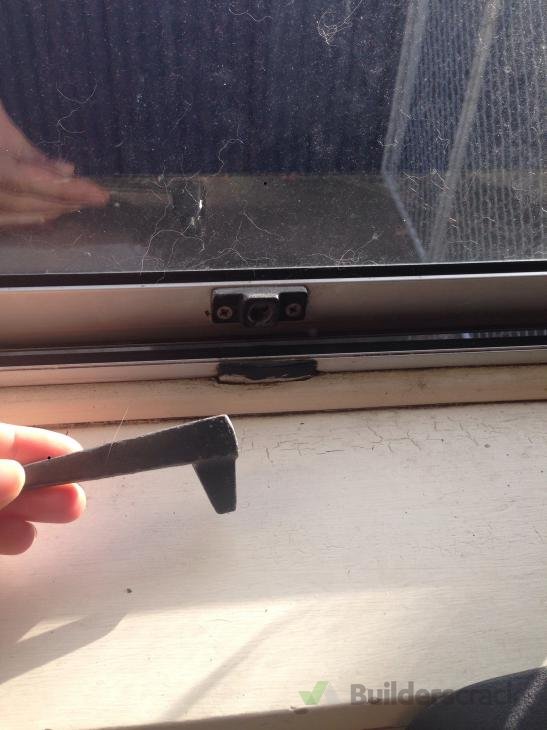 Replace aluminium window latch ( 143225) Builderscrack