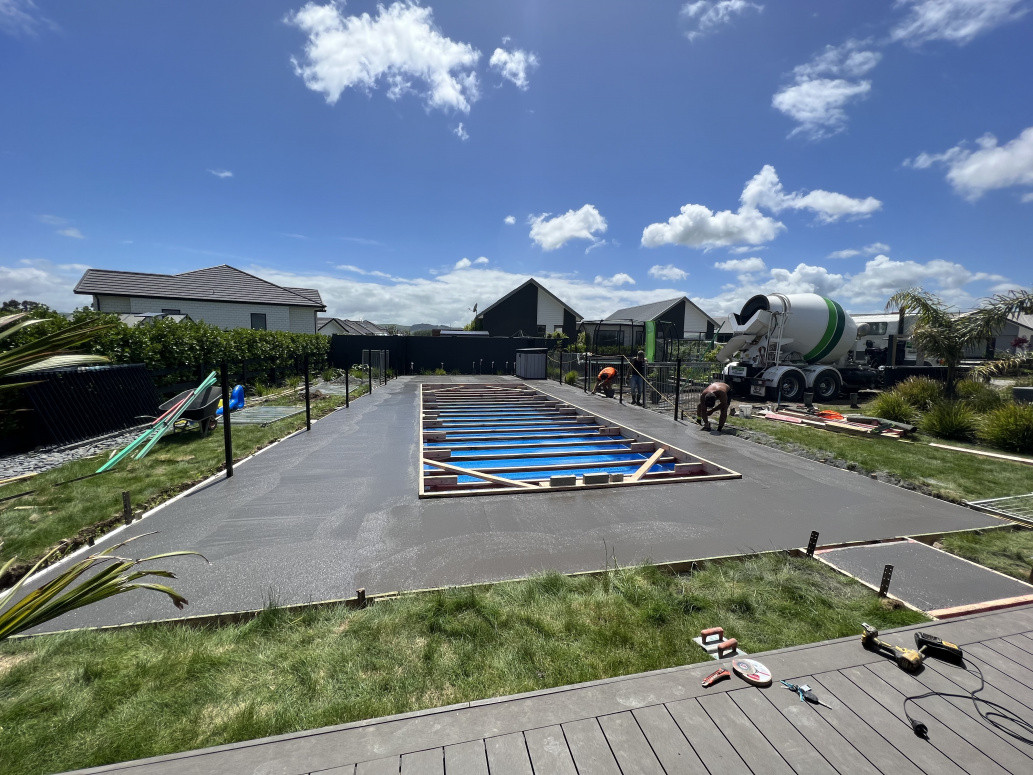 ¾ Black concrete pool surround with a 50mm overhang