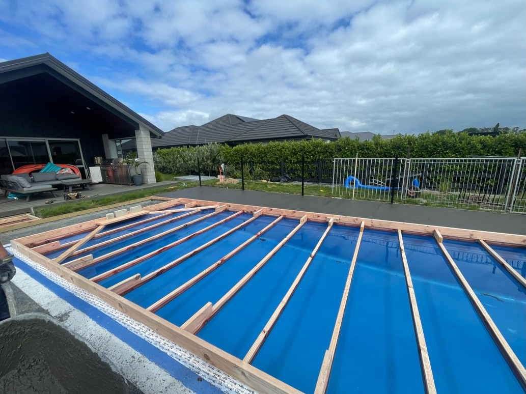 Floating box for the concrete to be poured up to