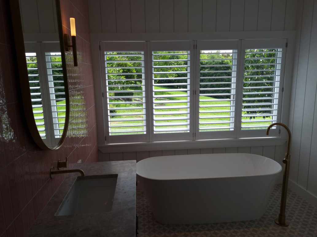 Freestanding bath