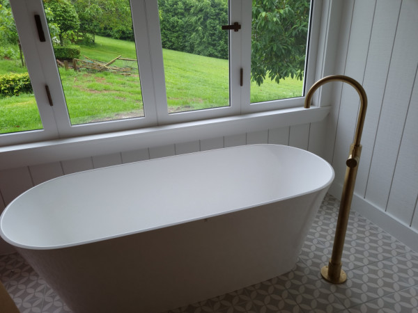 Floor mounted bath spout