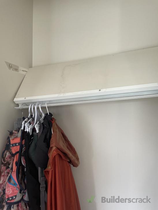 Broken shelf in wardrobe ( 818199) Builderscrack