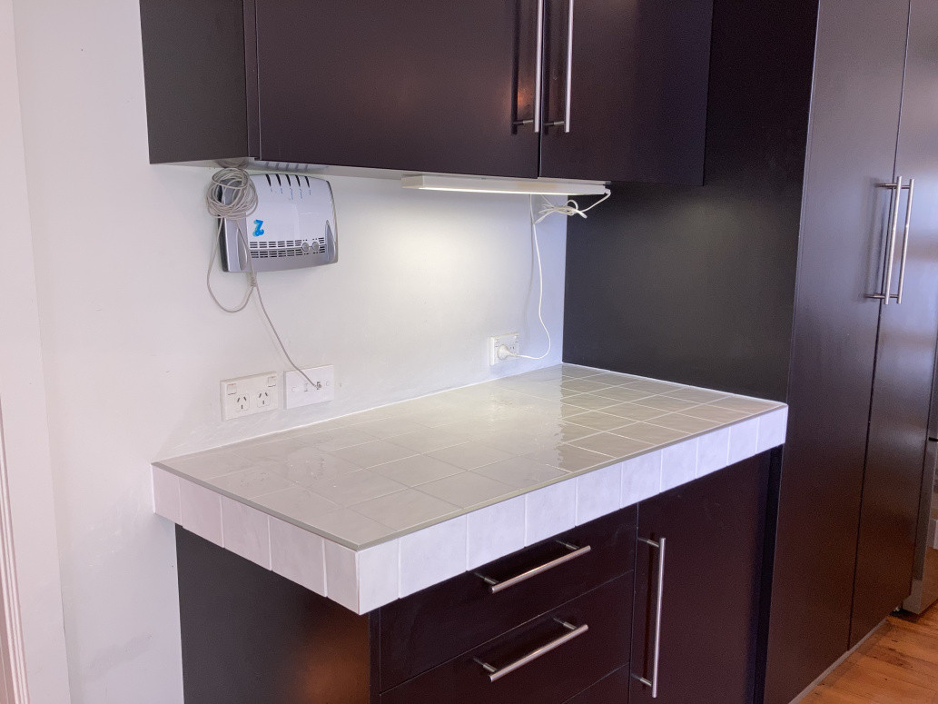 Gloss tiled bench top 150x150mm