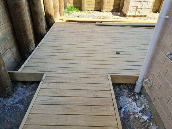 Pathway to deck