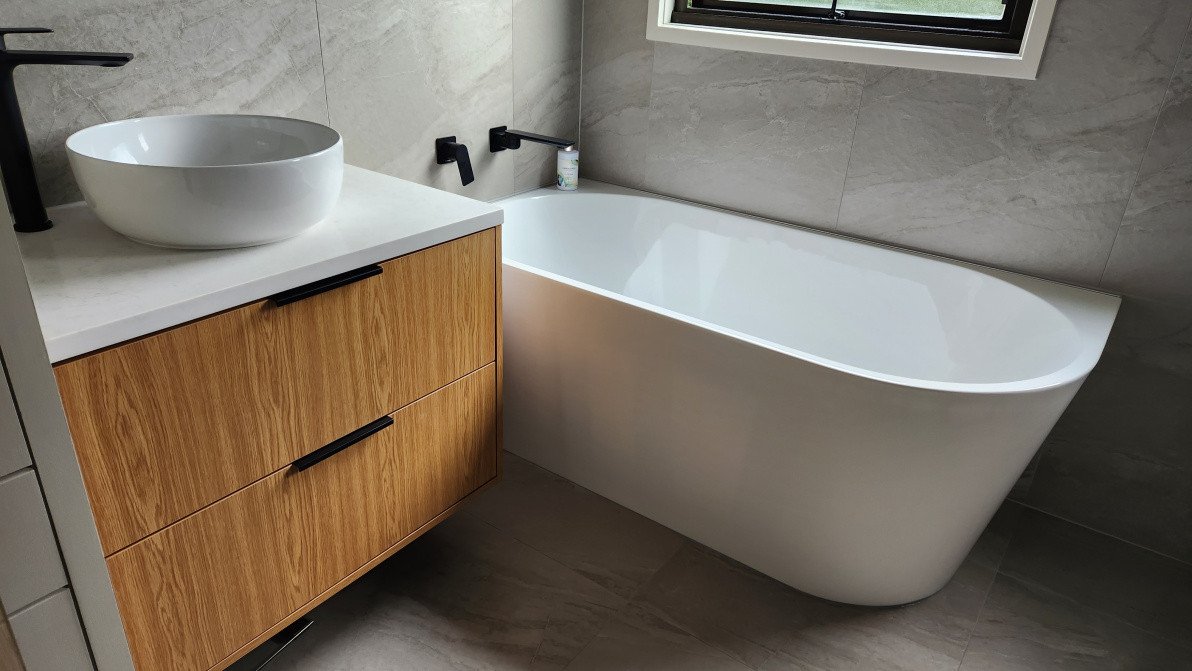 A beautiful oak  wood grain vanity and retro bath tub combo