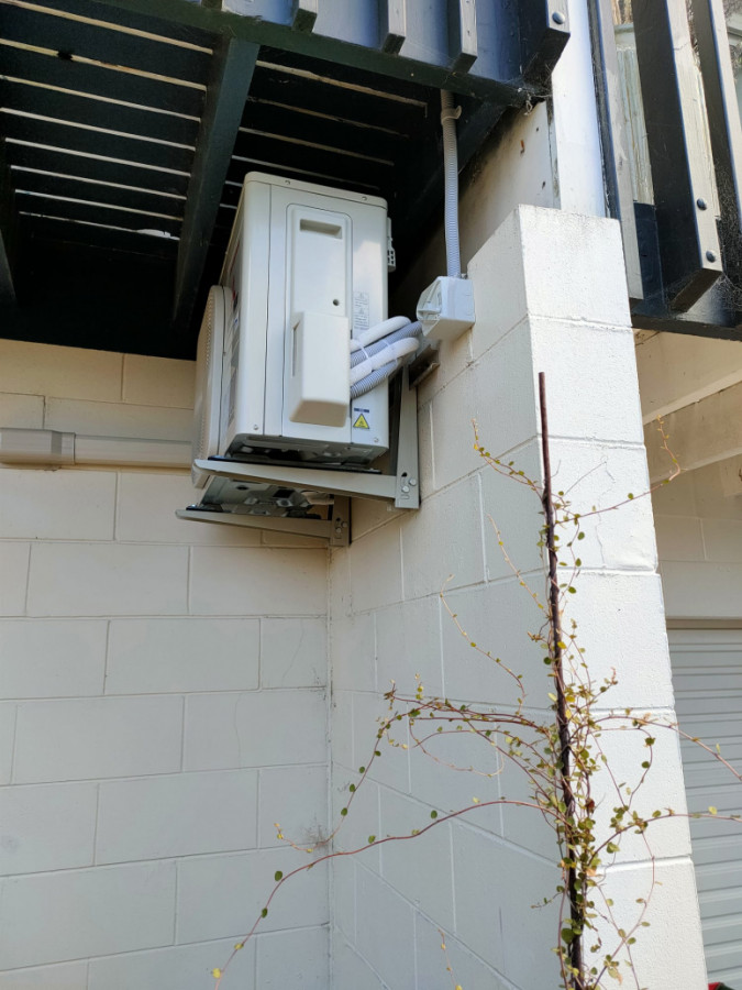 Hi wall unit on wall Bracket