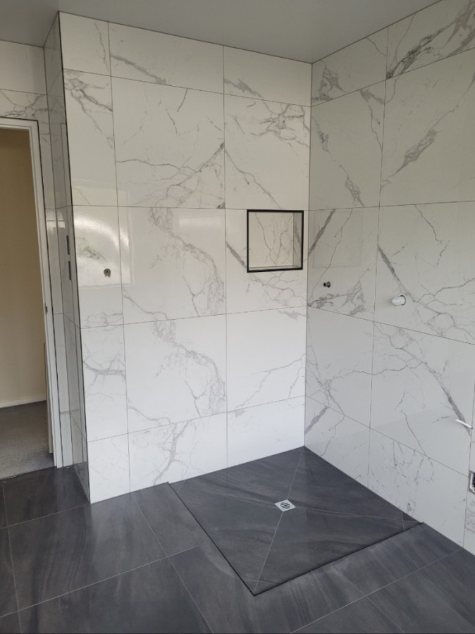 Marble pattern bathroom tiling