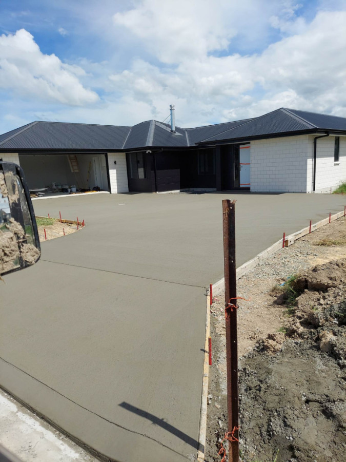 Plain broomed drive & entrance cutdown