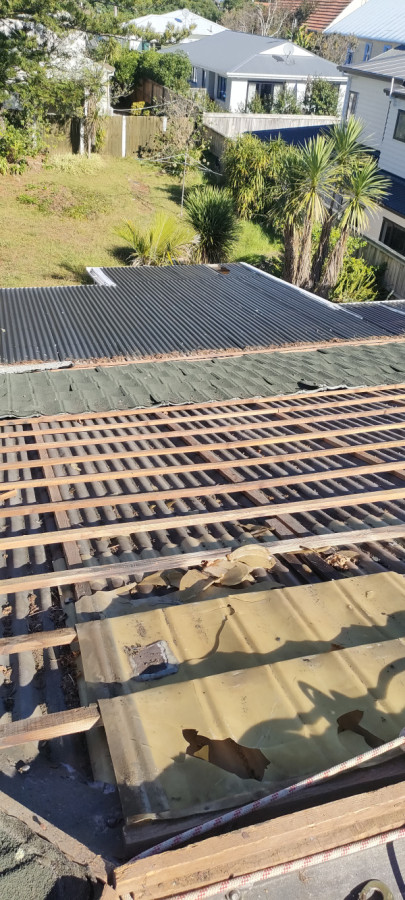 Removal of class b asbestos roof tiles.
