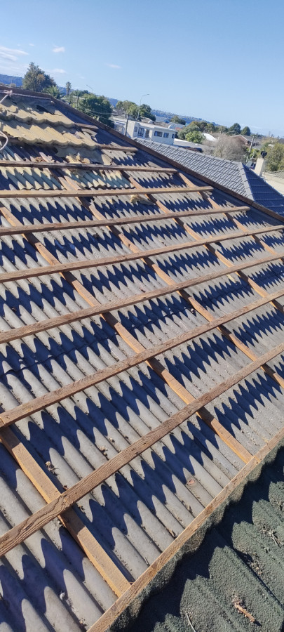 Removal of class b asbestos roof tiles.