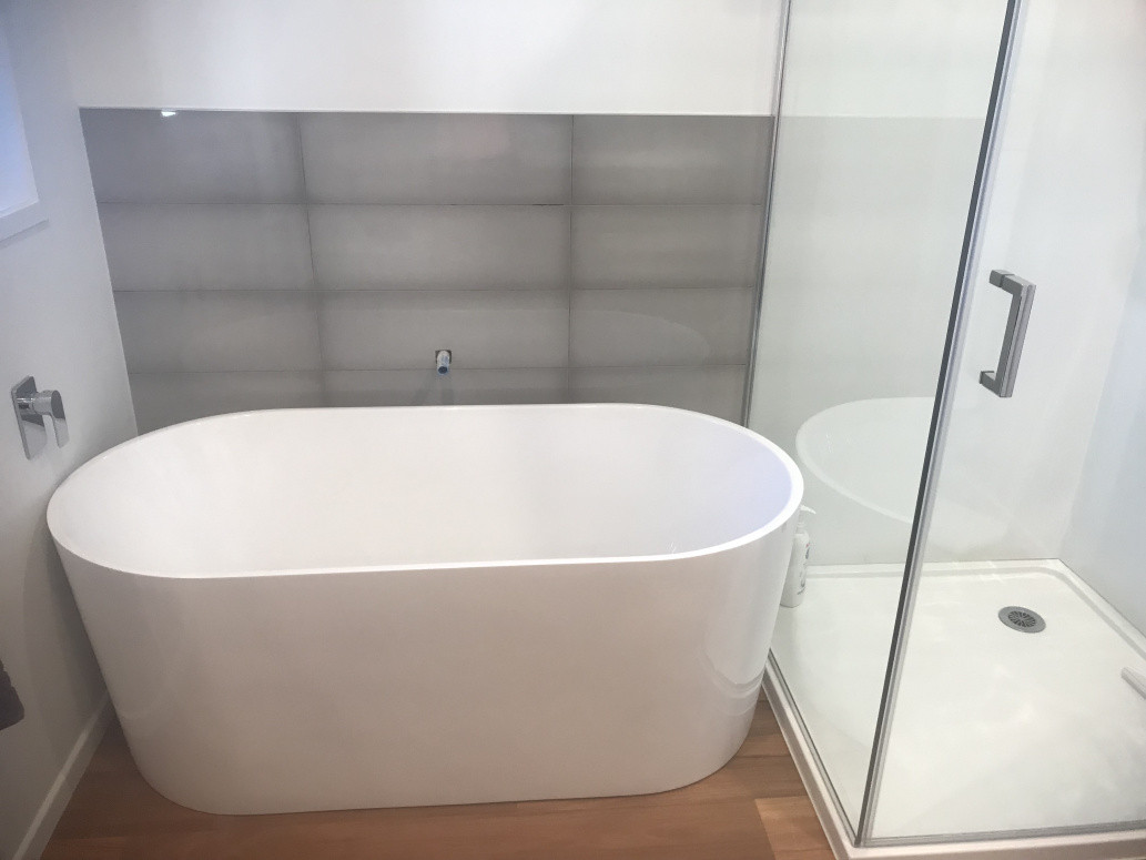 Tiled wall with floating laminate flooring