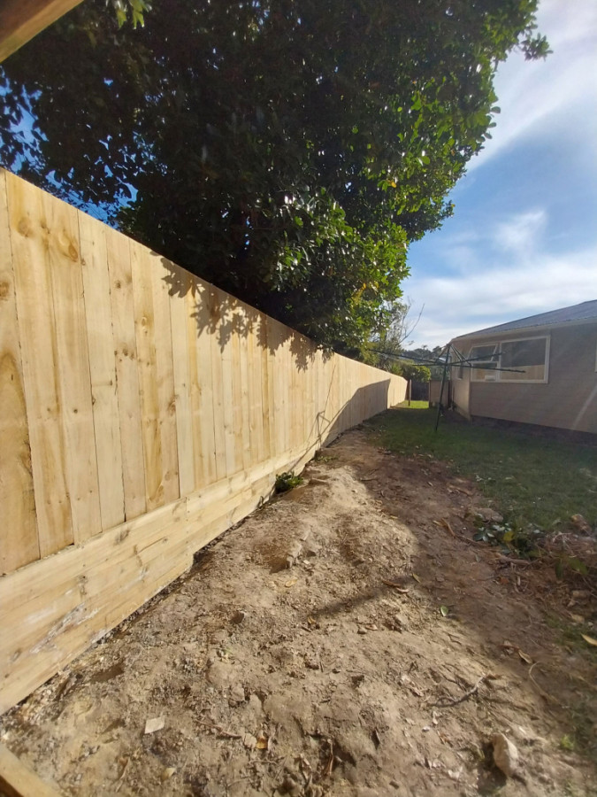 Standard the mber paling fence with retaining