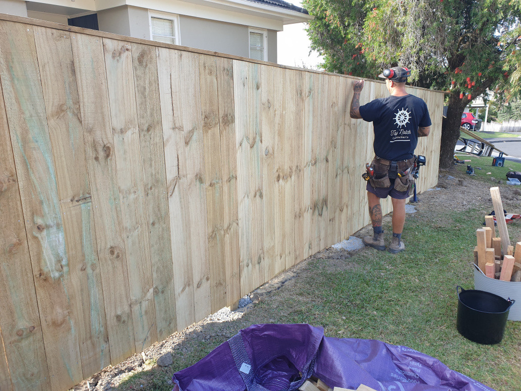 Capped paling fence