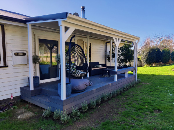 Pokuru, deck and pergola