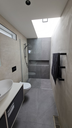 Ensuite with skylight
