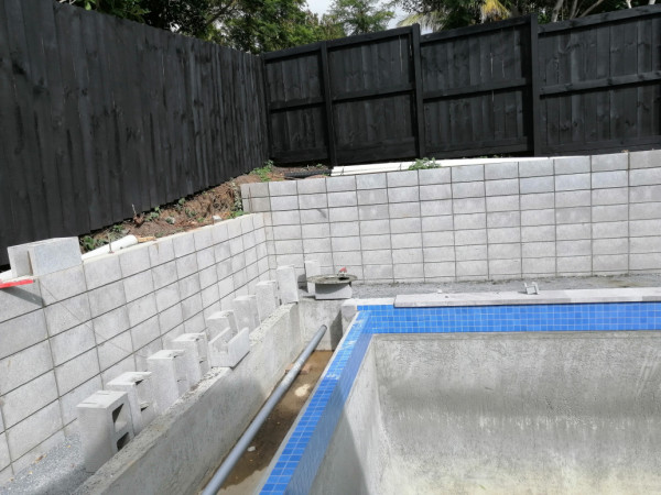 Tying in a reinforcing cage