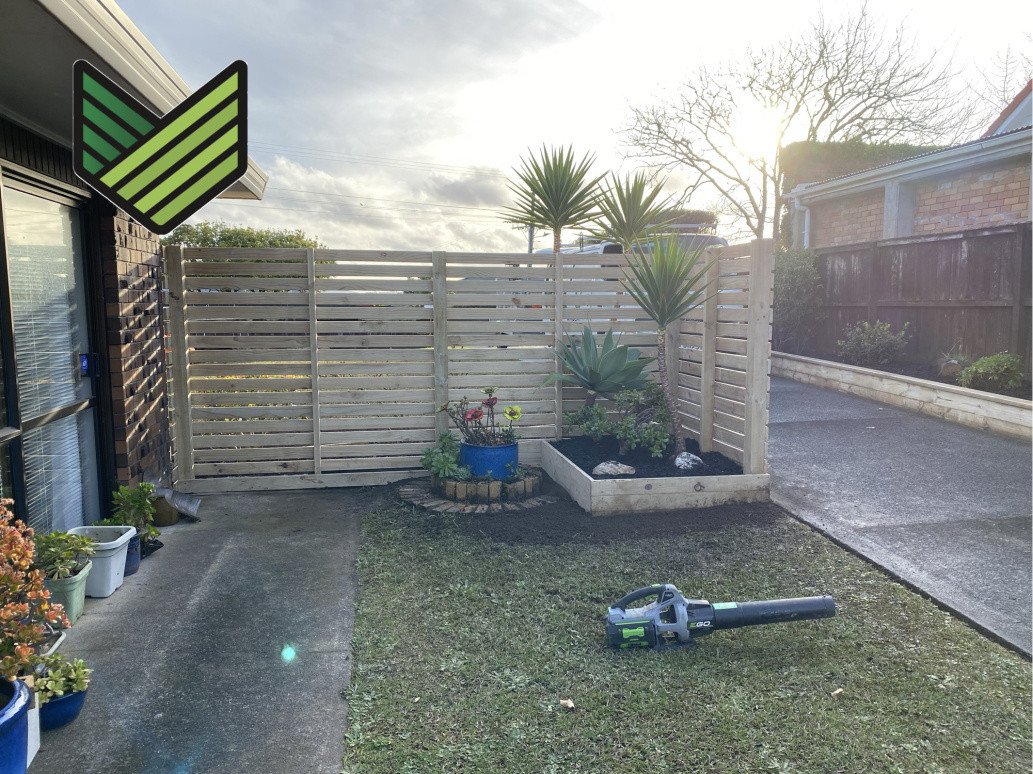 Horizontal privacy fence.