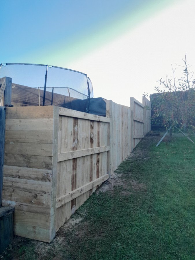 Neighbour friendly fence