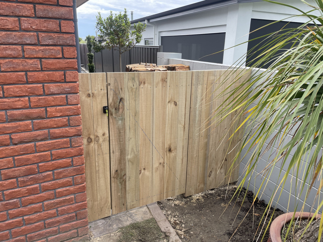 New side gate and fence, fitted with a lockable latch