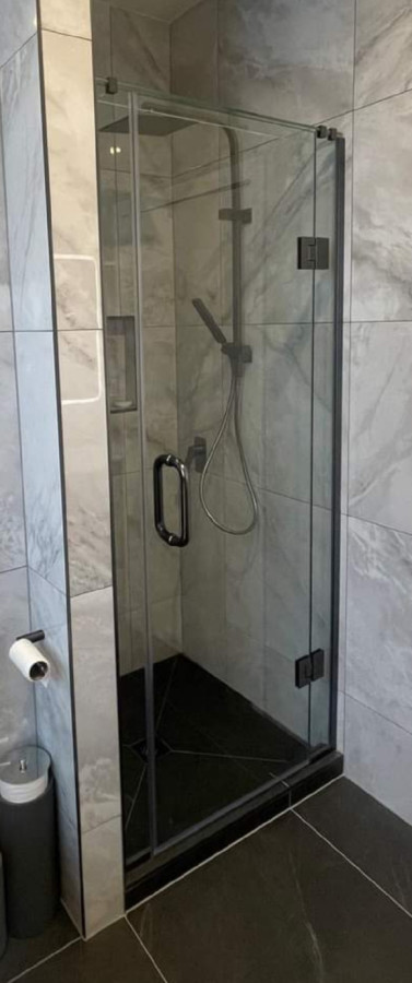 Frameless shower screen