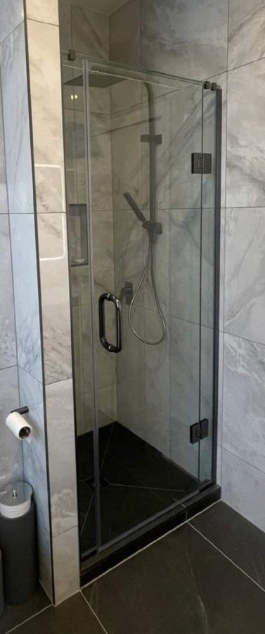 Frameless shower screen