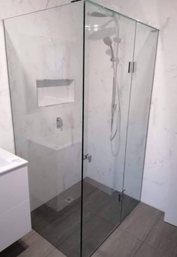 Frameless shower screen