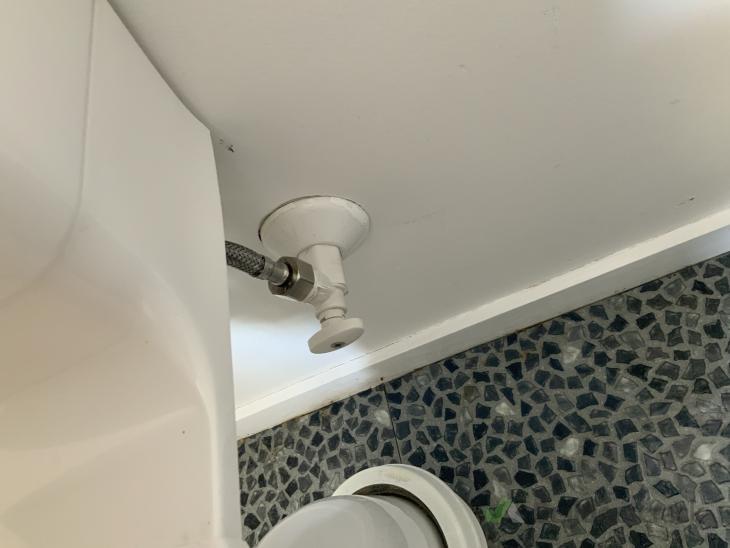 fix-slow-leak-in-toilet-cistern-inlet-pipe-connection-886161