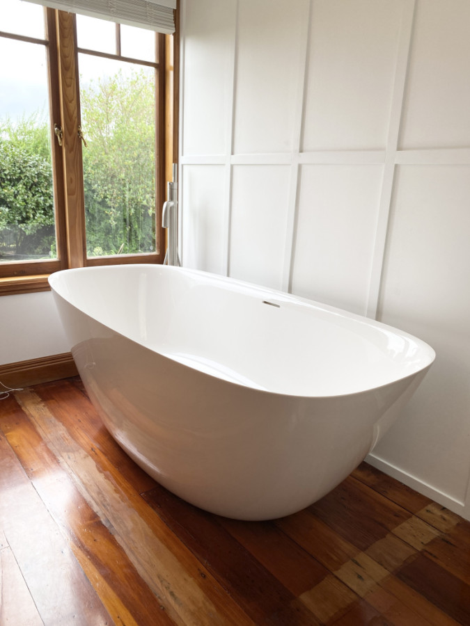 Freestanding bath