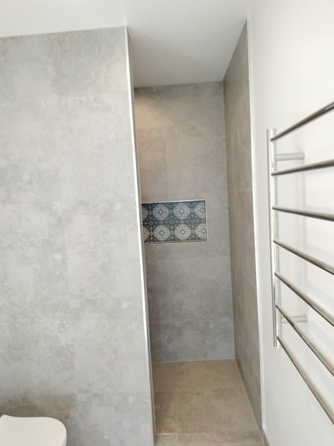 Floor and wall tiling with feacture shower niche