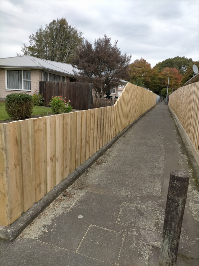 Lapped 1.8m boundary fence