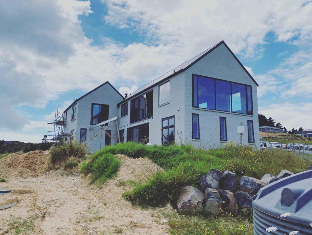 542mm x 140mm white brick with white mortar