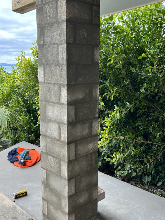 Brick column with a light bagging